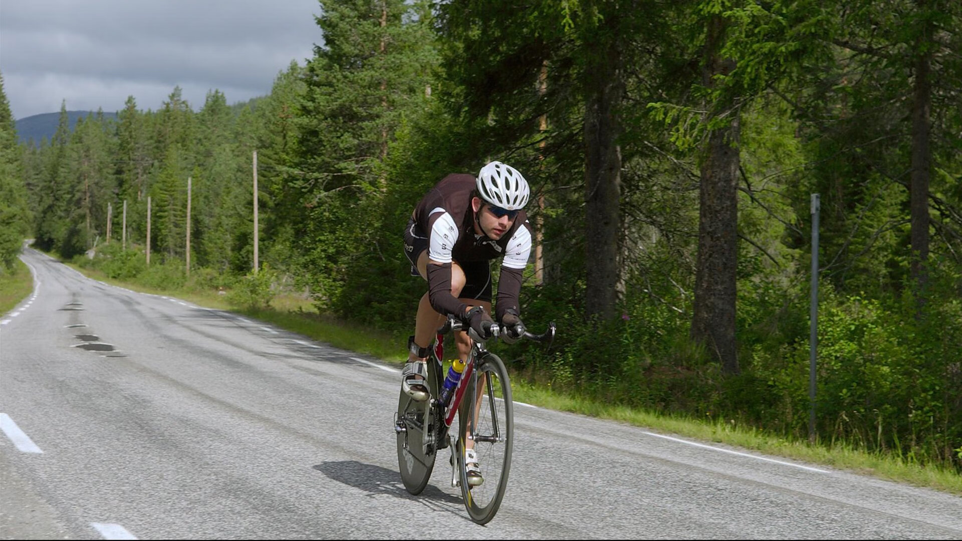 绿茵场与球桌的共鸣，当英格兰鏖战法兰西，张本智和点燃另一种赛场