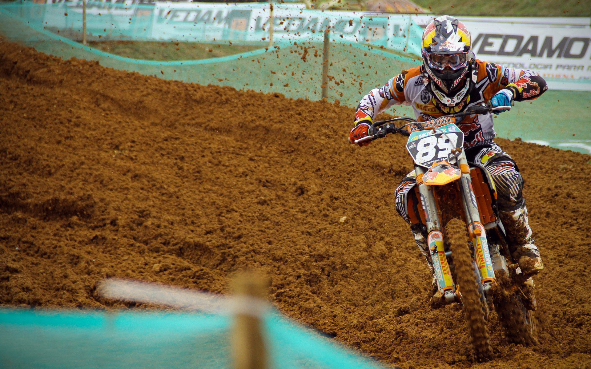 足球与地缘政治的平行叙事，迪亚斯持续制造杀伤，伊朗封锁皇家社会